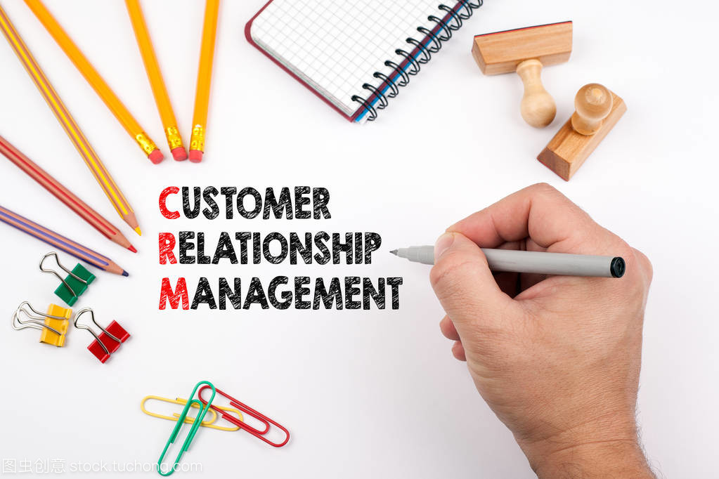 客戶關(guān)系管理。白色辦公桌上的各種項(xiàng)目